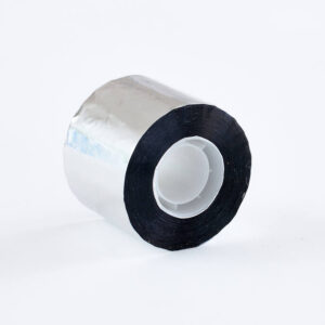 Rulle af sort og sølv tape, ideel til reparation og håndværksprojekter.